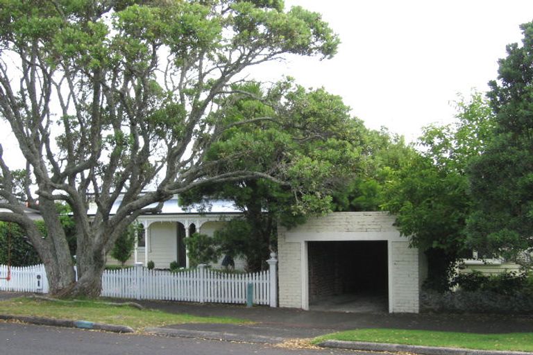Photo of property in 37 Glen Road, Stanley Point, Auckland, 0624