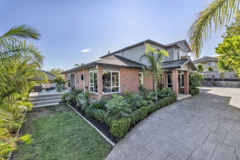 Photo of property in 6 Canonbie Place, East Tamaki Heights, Auckland, 2016