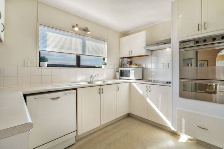 Photo of property in 2/20 Takutai Avenue, Bucklands Beach, Auckland, 2012