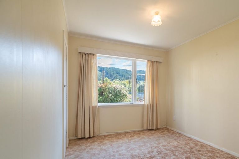 Photo of property in 27 Larsen Crescent, Tawa, Wellington, 5028