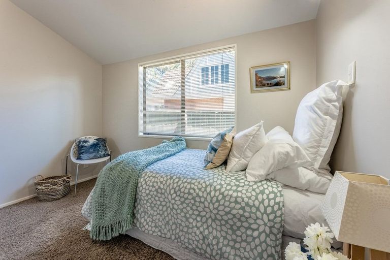 Photo of property in 2/25 Knights Road, Rothesay Bay, Auckland, 0630