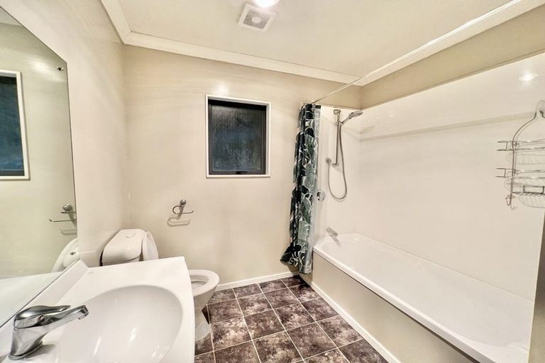 Photo of property in 4 Stella Grove, Newlands, Wellington, 6037