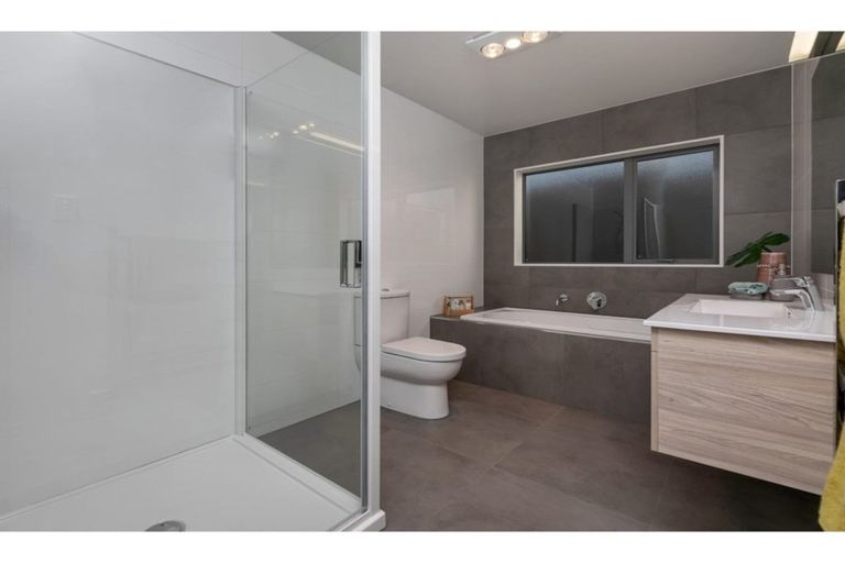 Photo of property in 36 Lumbarda Drive, Kumeu, 0810