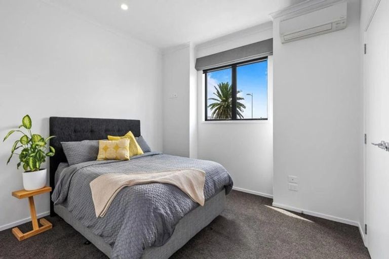 Photo of property in 3/2 Frances Bryers Road, Hobsonville, Auckland, 0616