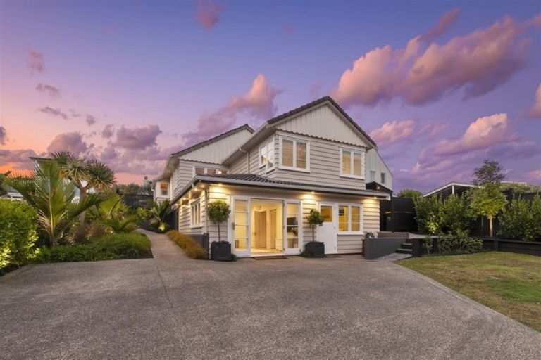 Photo of property in 28 Hanlon Crescent, Narrow Neck, Auckland, 0624