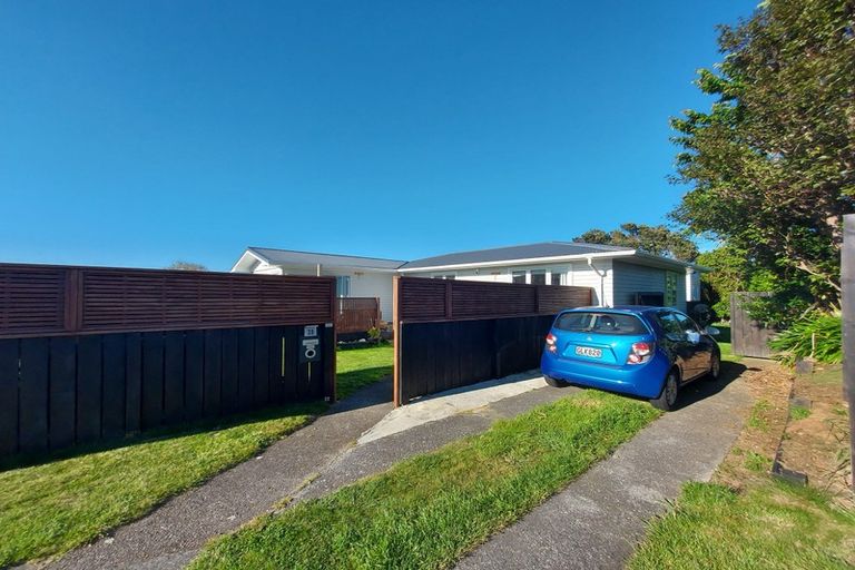 Photo of property in 39 Stewart Drive, Newlands, Wellington, 6037