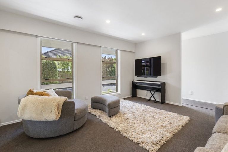 Photo of property in 2/54 Heretaunga Square, Silverstream, Upper Hutt, 5019