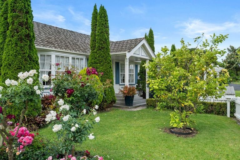 Photo of property in 27 Miro Road, Mangere Bridge, Auckland, 2022