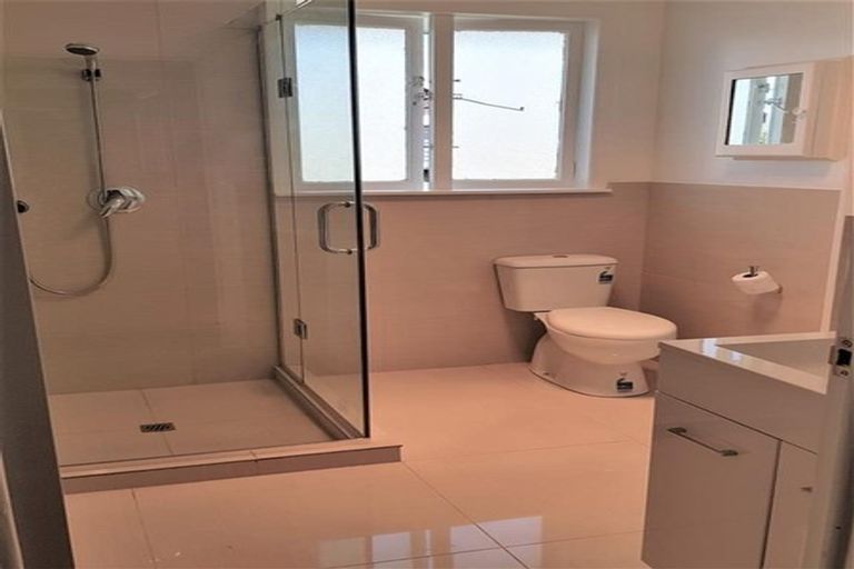 Photo of property in 1/166 Lake Road, Northcote, Auckland, 0627