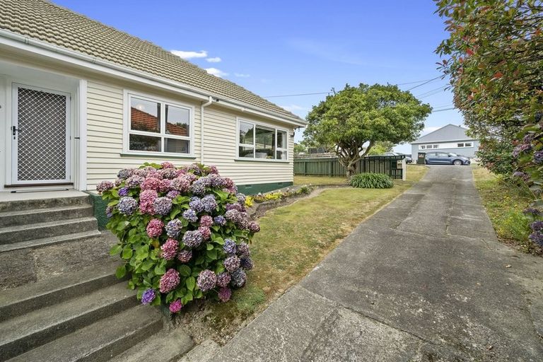Photo of property in 25 Mexted Terrace, Tawa, Wellington, 5028