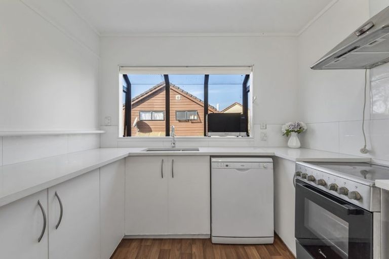 Photo of property in 1/14 Helicon Place, Totara Vale, Auckland, 0629
