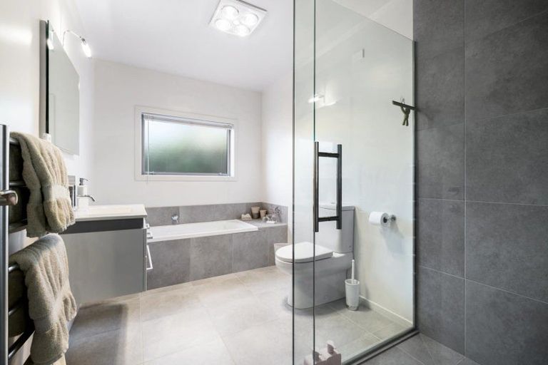 Photo of property in 9 Matakauri Place, Fernhill, Queenstown, 9300