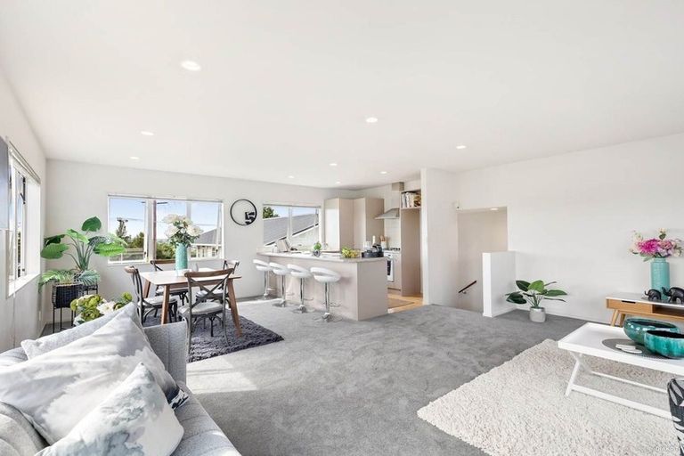 Photo of property in 2/190 Sunnynook Road, Totara Vale, Auckland, 0627