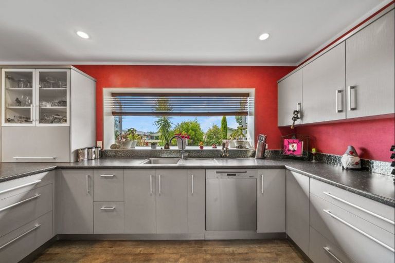 Photo of property in 33 Heta Road, Highlands Park, New Plymouth, 4312