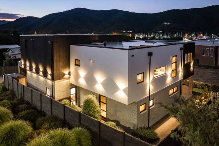 Photo of property in 2 Whaitere Place, Waikawa, Picton, 7220