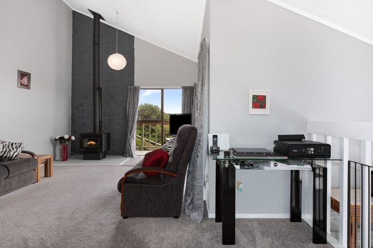 Photo of property in 4 Karoro Place, Paremata, Porirua, 5024