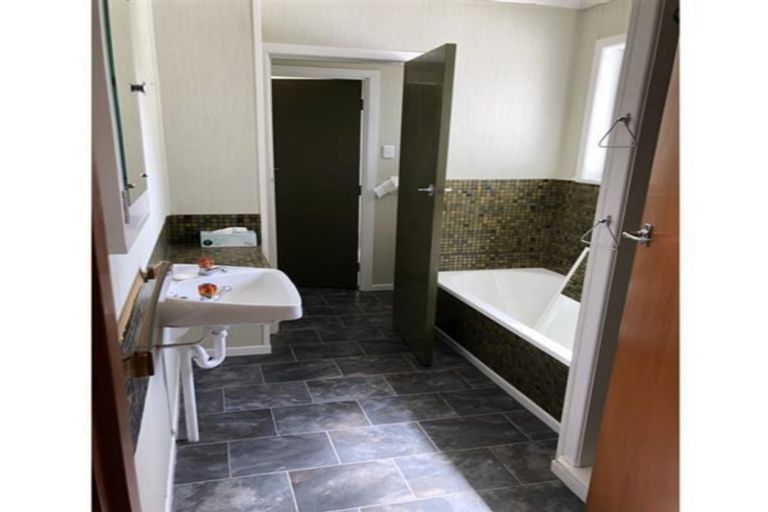 Photo of property in 92 Millbrook Road, Henderson, Auckland, 0612