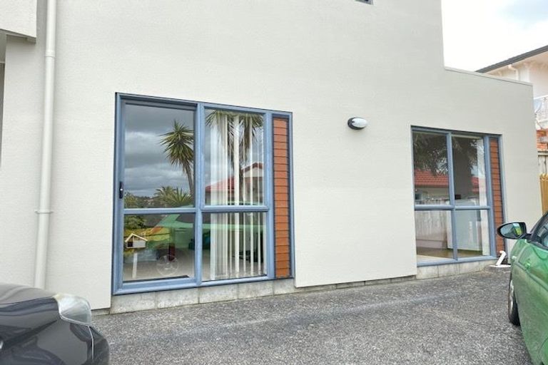 Photo of property in 43 Calypso Way, Unsworth Heights, Auckland, 0632