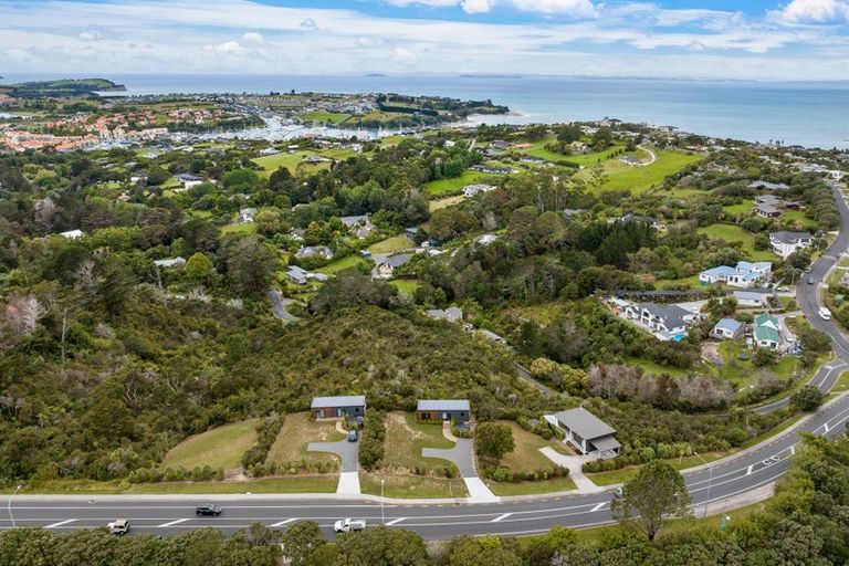 Photo of property in 1117b Whangaparaoa Road, Tindalls Beach, Whangaparaoa, 0930