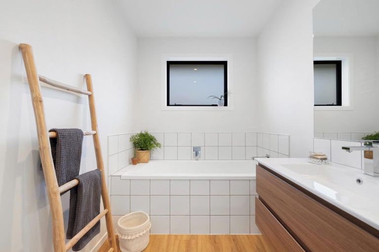 Photo of property in 32 Stratford Drive, Mount Pisa, Cromwell, 9383