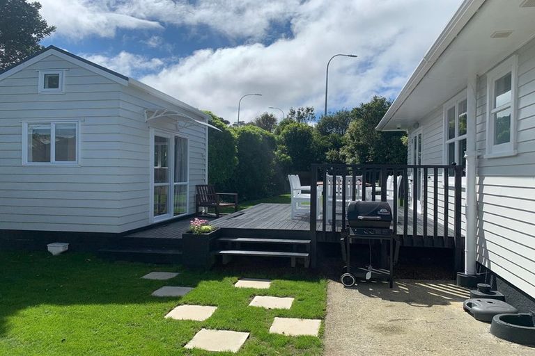 Photo of property in 39 Stewart Drive, Newlands, Wellington, 6037