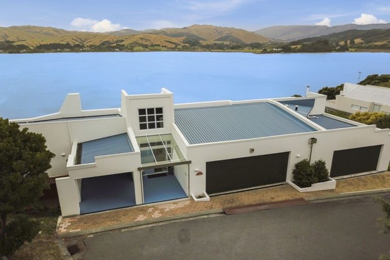 Photo of property in 28 Molyneux Close, Whitby, Porirua, 5024