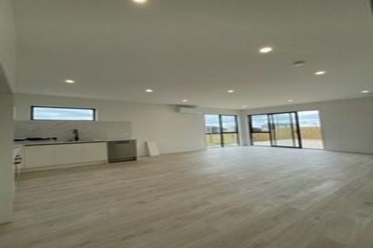 Photo of property in 7 Taiororua Avenue, Massey, Auckland, 0614