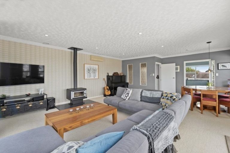 Photo of property in 21 Chelsea View Drive, Chatswood, Auckland, 0626