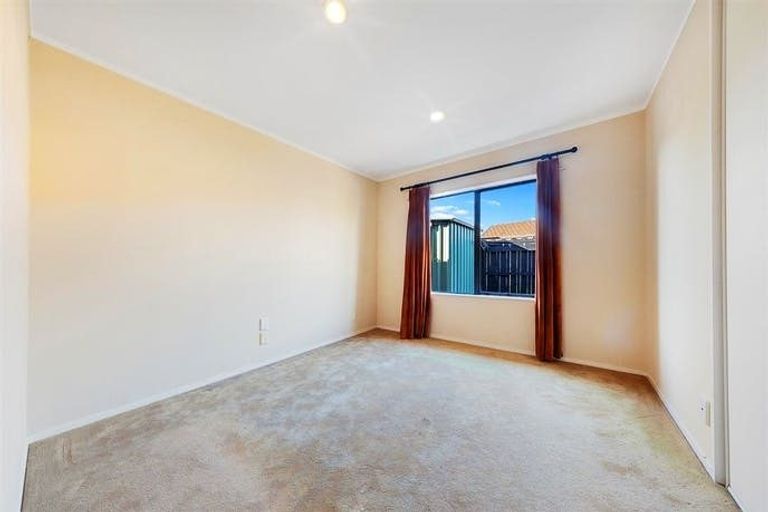 Photo of property in 1 Waylen Place, Burswood, Auckland, 2013