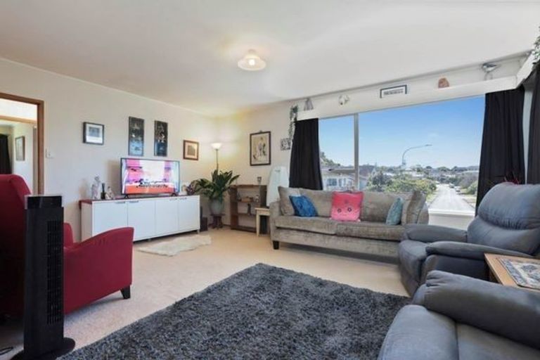 Photo of property in 106 Farquhar Road, Glendene, Auckland, 0602