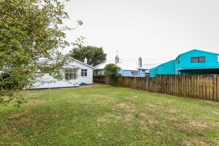 Photo of property in 5 Huatoki Street, Vogeltown, New Plymouth, 4310
