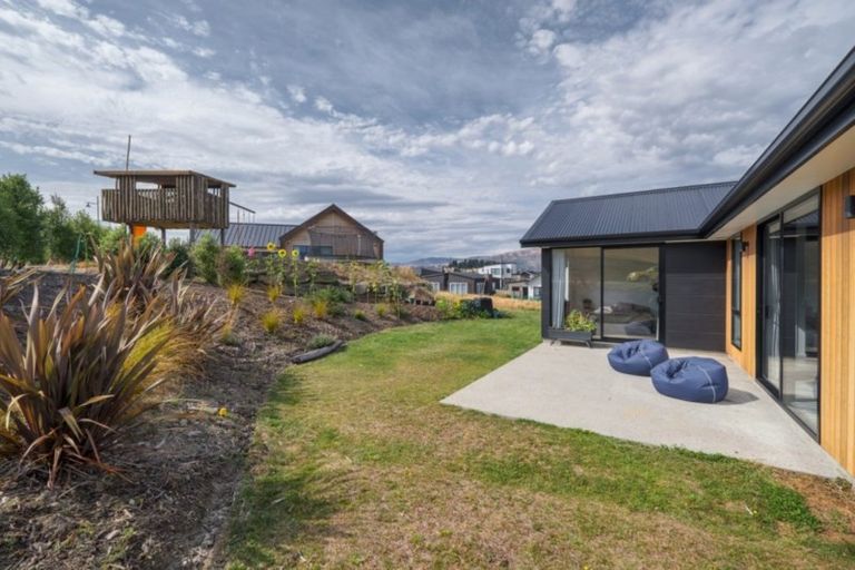 Photo of property in 51 Kirimoko Crescent, Wanaka, 9305