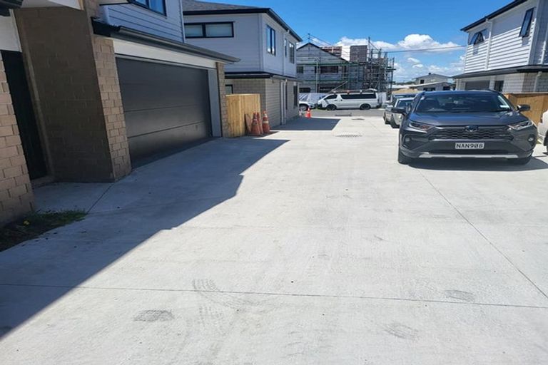 Photo of property in 3c Woodside Road, Massey, Auckland, 0614