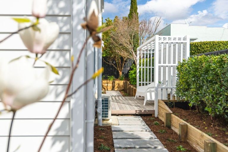 Photo of property in 1 William Bond Street, Stanley Point, Auckland, 0624