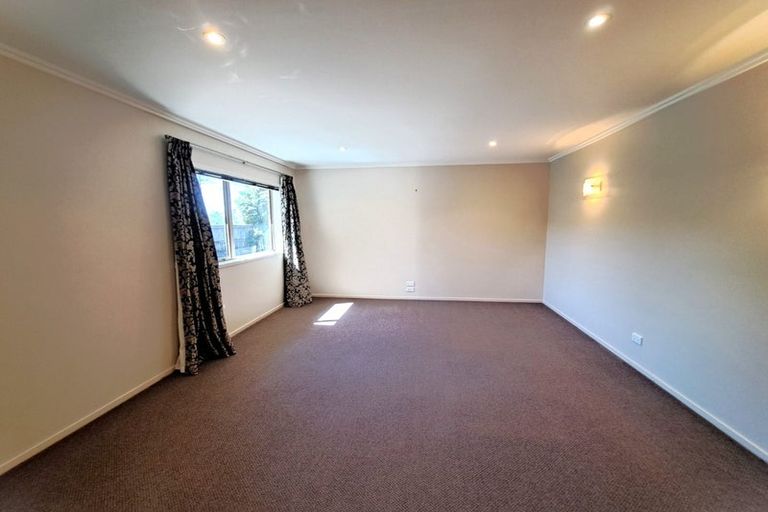 Photo of property in 15 Murray Becroft Avenue, Henderson Valley, Auckland, 0612