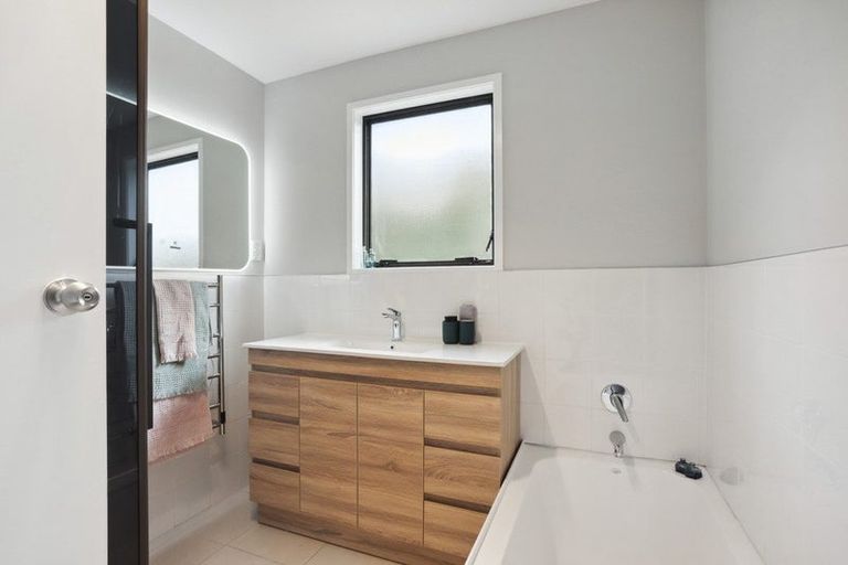 Photo of property in 15 Panzic Place, Glen Eden, Auckland, 0602