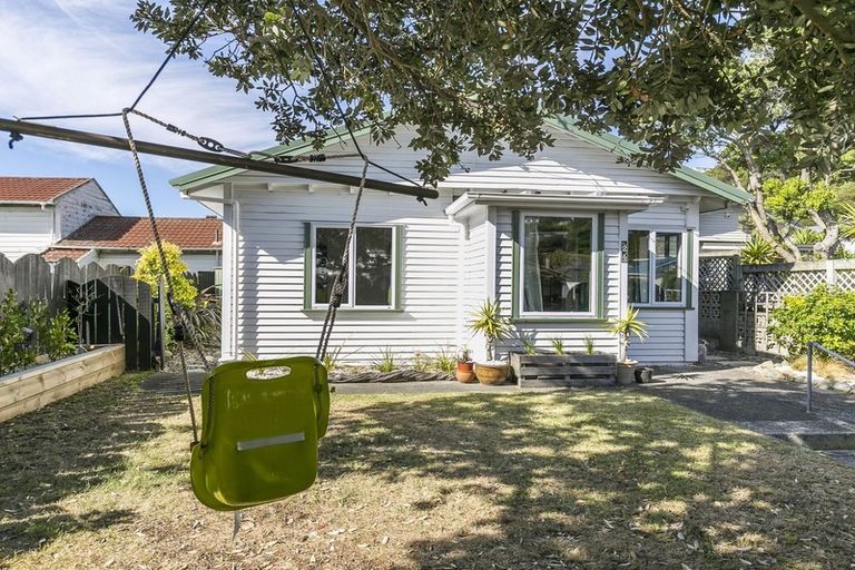 Photo of property in 23 Rua Street, Lyall Bay, Wellington, 6022