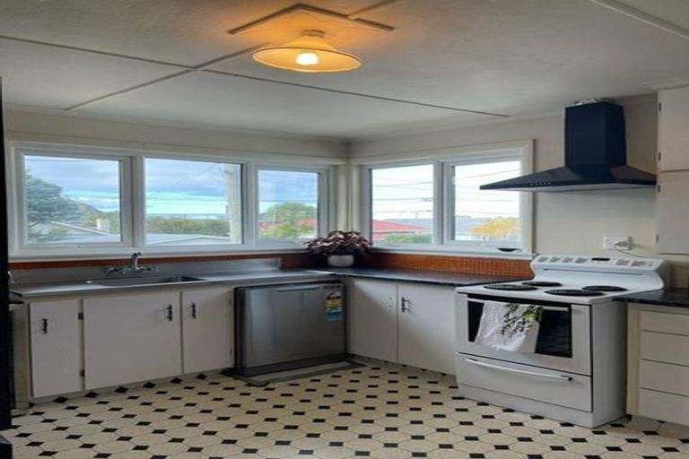 Photo of property in 24 Severn Street, Island Bay, Wellington, 6023