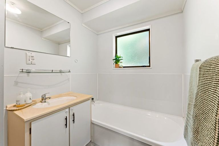 Photo of property in 14 Awaruku Road, Torbay, Auckland, 0630