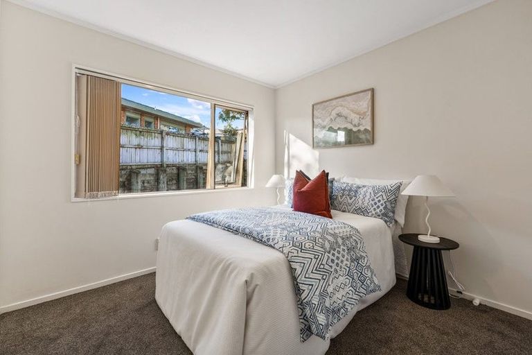 Photo of property in 28 Ginders Drive, Massey, Auckland, 0614