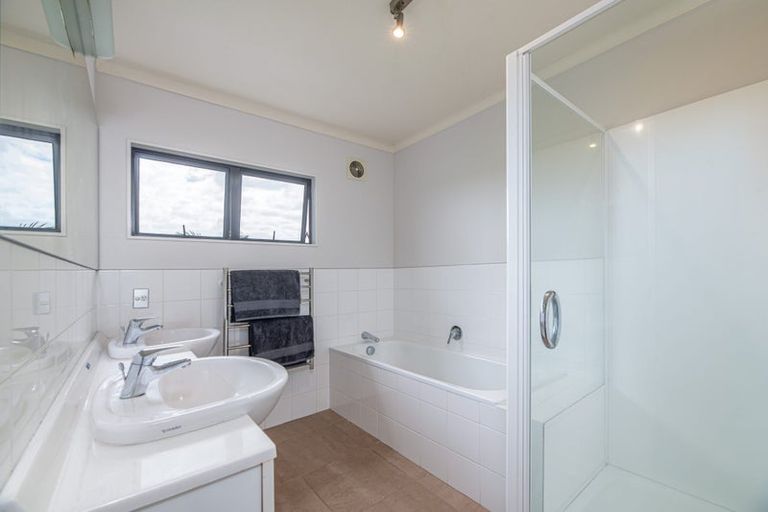 Photo of property in 19 Highfields Terrace, Henderson, Auckland, 0612