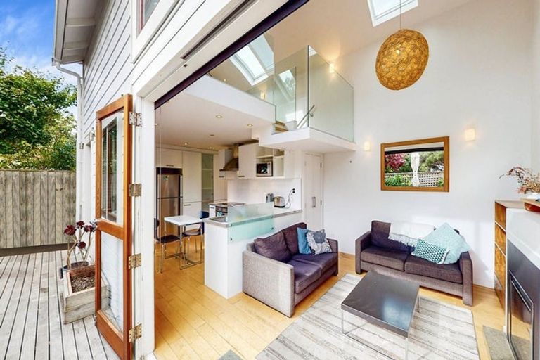 Photo of property in 13a Porritt Avenue, Mount Victoria, Wellington, 6011