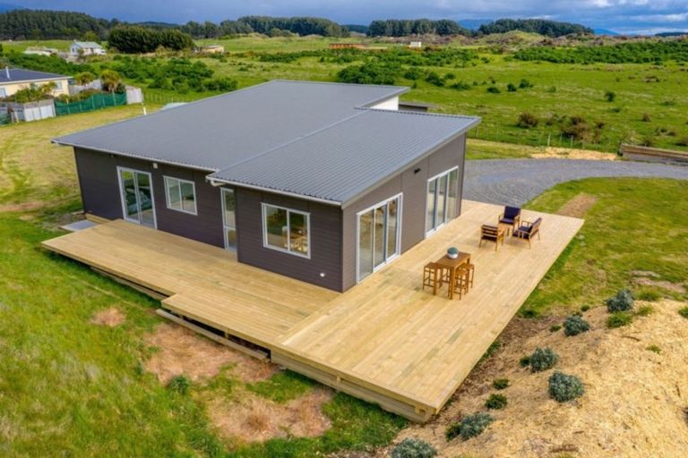 Photo of property in 42a Strathnaver Drive, Waikawa Beach, Manakau, 5573