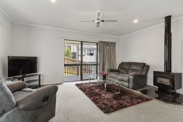 Photo of property in 64 Trias Road, Totara Vale, Auckland, 0629