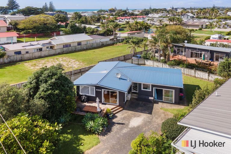 Photo of property in 17 Leo Street, Waihi Beach, 3611