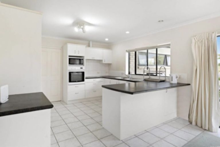 Photo of property in 14 Waimarino Road, Weymouth, Auckland, 2103