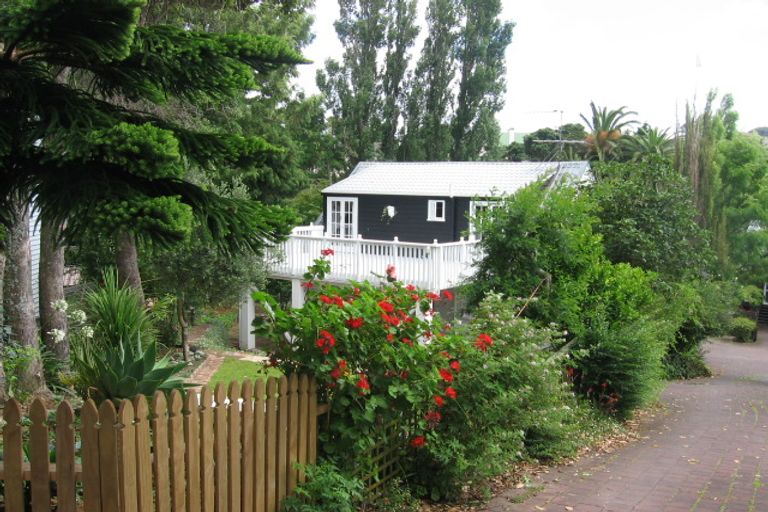 Photo of property in 8 Otahuri Crescent, Greenlane, Auckland, 1051