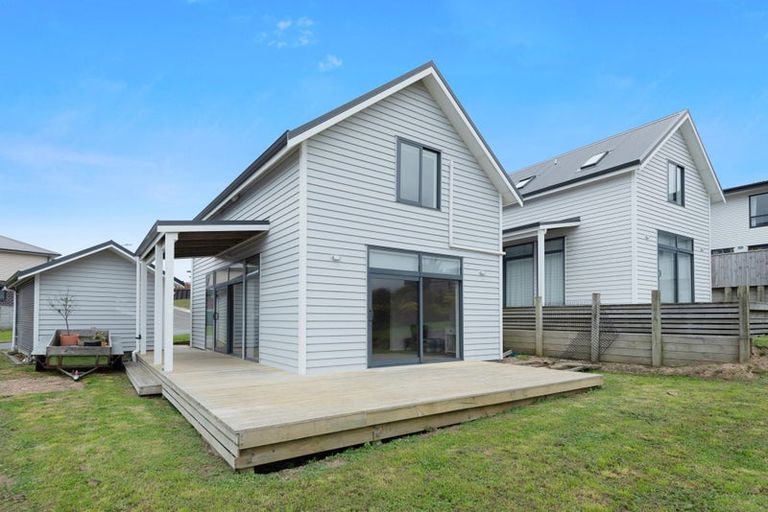 Photo of property in 54 Spenmoor Street, Newlands, Wellington, 6037