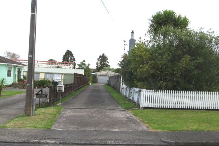 Photo of property in 2/7 Rewarewa Road, Te Atatu Peninsula, Auckland, 0610