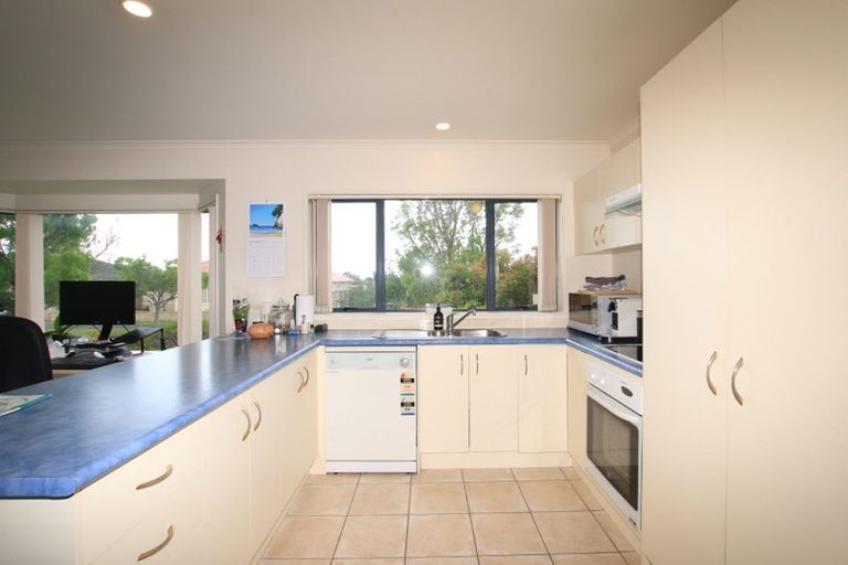 Photo of property in 40 Semillon Avenue, Henderson, Auckland, 0612
